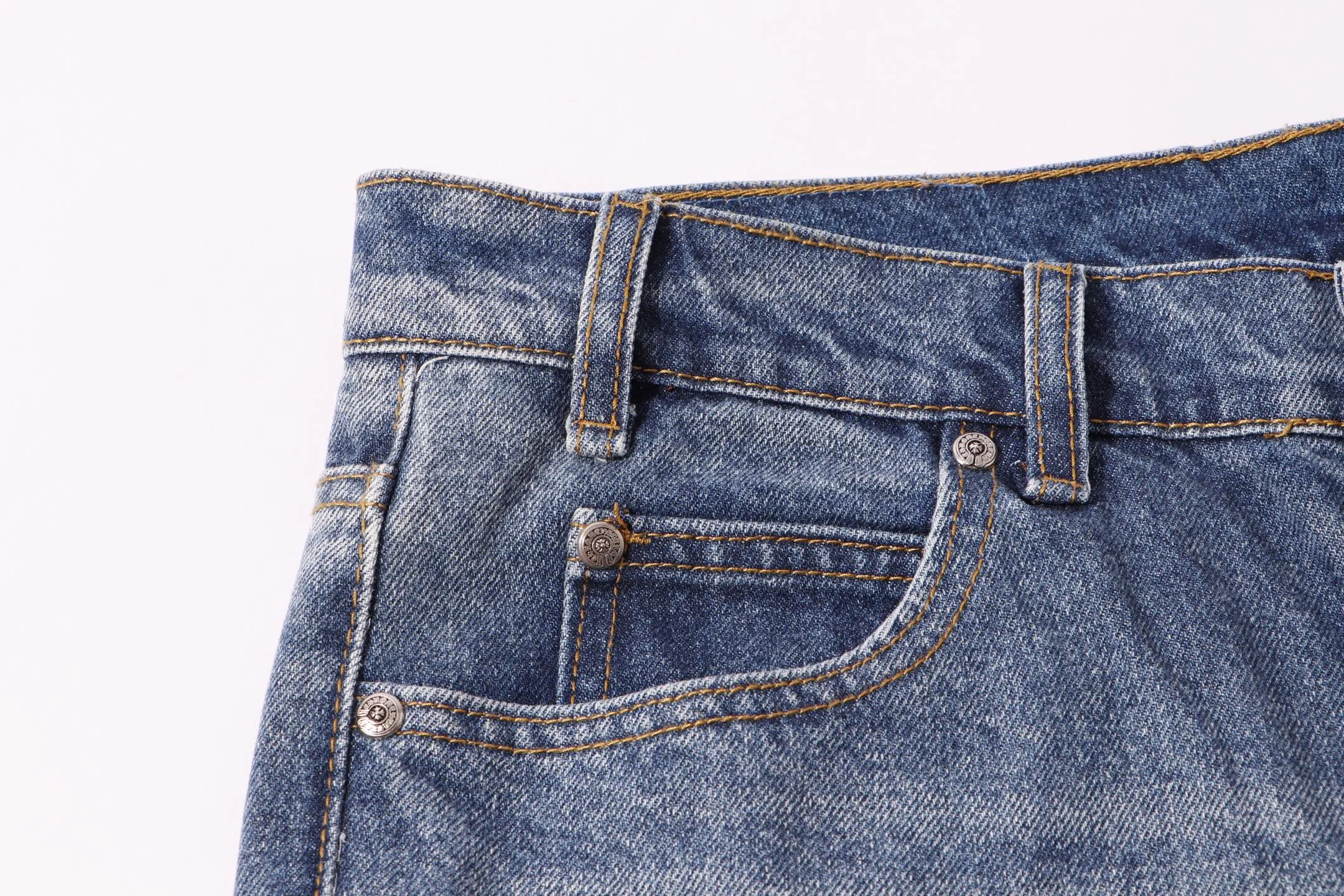 P220 Style number: H23 Croxin & 𝐂𝐡𝐫𝐨𝐦𝐞 𝐇𝐞𝐚𝐫𝐭 ss25 blue trousers, white leather, bootcut button jeans, styles with different wash textures, very friendly to people with thin legs, and the bootcut style perfectly modifies the leg shape The timeless and moderate length makes it easy to match and match. It is the basis for various styles and is a must-have in your wardrobe! The fabric is stiff but also makes the upper body soft without losing texture. The washing process is even more perfect. It is a must-have item for everyone! ! ! Washed wheat, hang tag, pants label, three labels complete Color: blue Size: 28-30-32-34-36